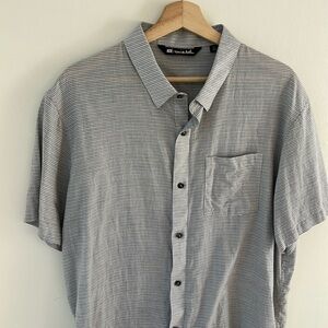 TRAVIS MATHEW MEN’S PREMIUM COTTON BUTTON DOWN SHORT SLEEVE XL